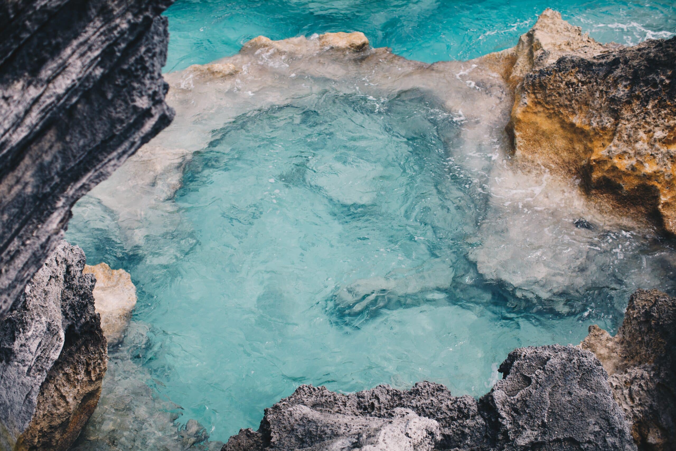 Со всех сторон окруженный водой. Rock Pool of Sea Water.